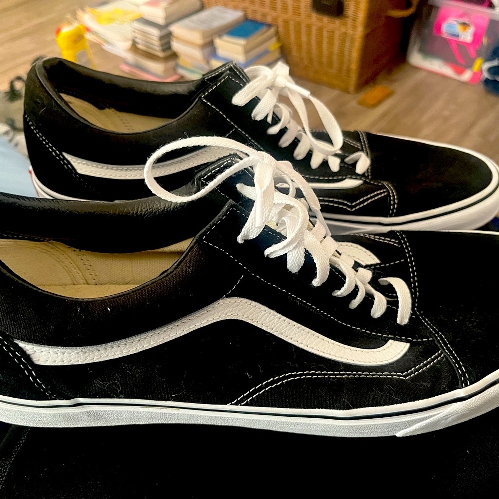 Men’s old Skool shoes worn once. Men’s size 17.